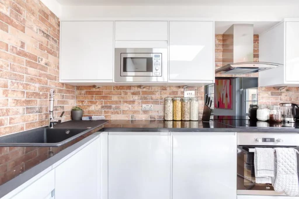 Central Bright 3 Bed Flat with Pool & Parking - photo 5