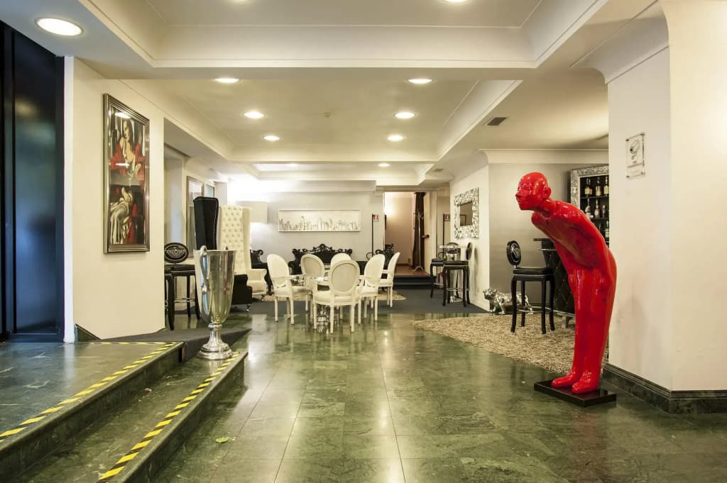 J Maluni City Hotel - photo 11