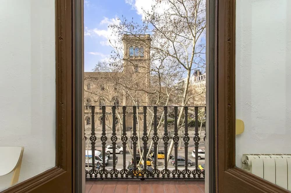 Large and central Catalonia square - photo 7