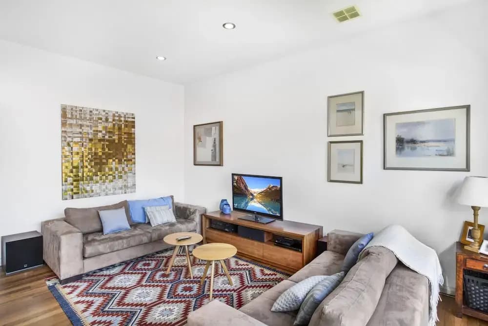 2-bed Apartment With Parking & Balcony Near Trains - photo 1
