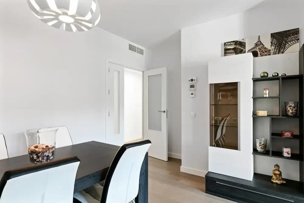 Stunning 2 Bed Apt, Sleeps 6 nr Adelfas - photo 2