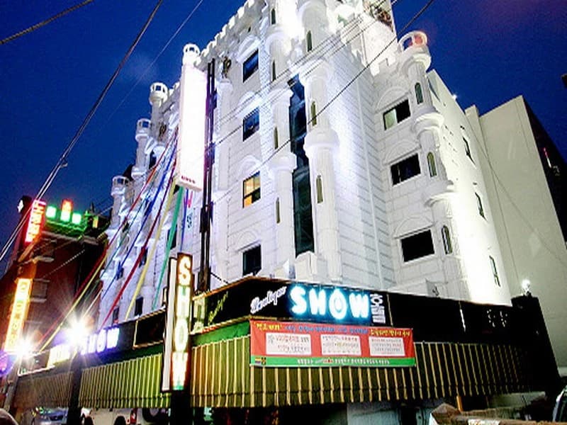 Donkey Hotel - photo 1