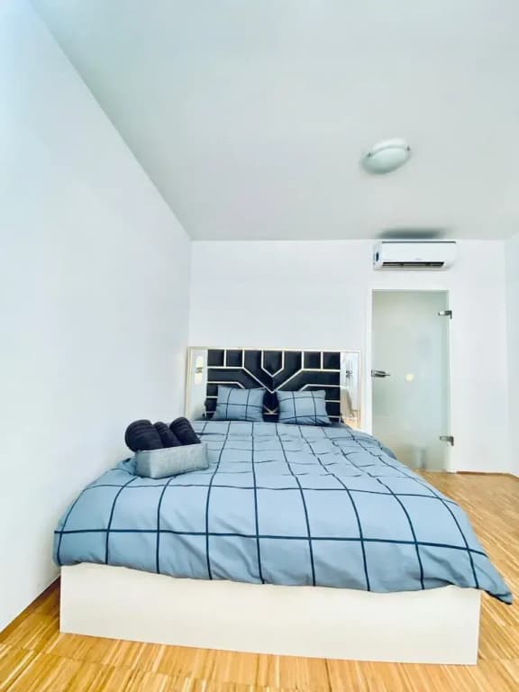 Comfy 3BR Apt With Living Room Balcony - photo 15