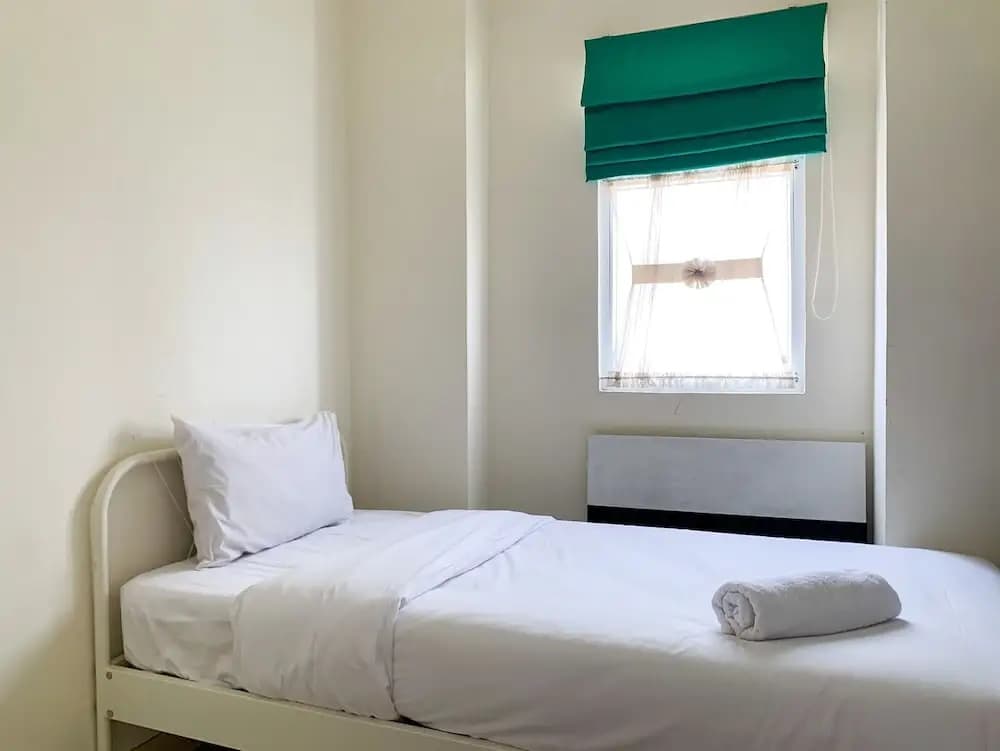 Modern Look And Comfortable 2Br Green Pramuka City Apartment - photo 1