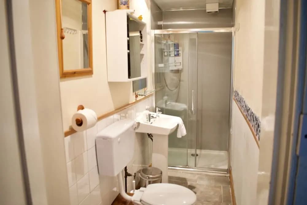 Traditional 3 Bedroom Apartment in Bruntsfield - photo 12
