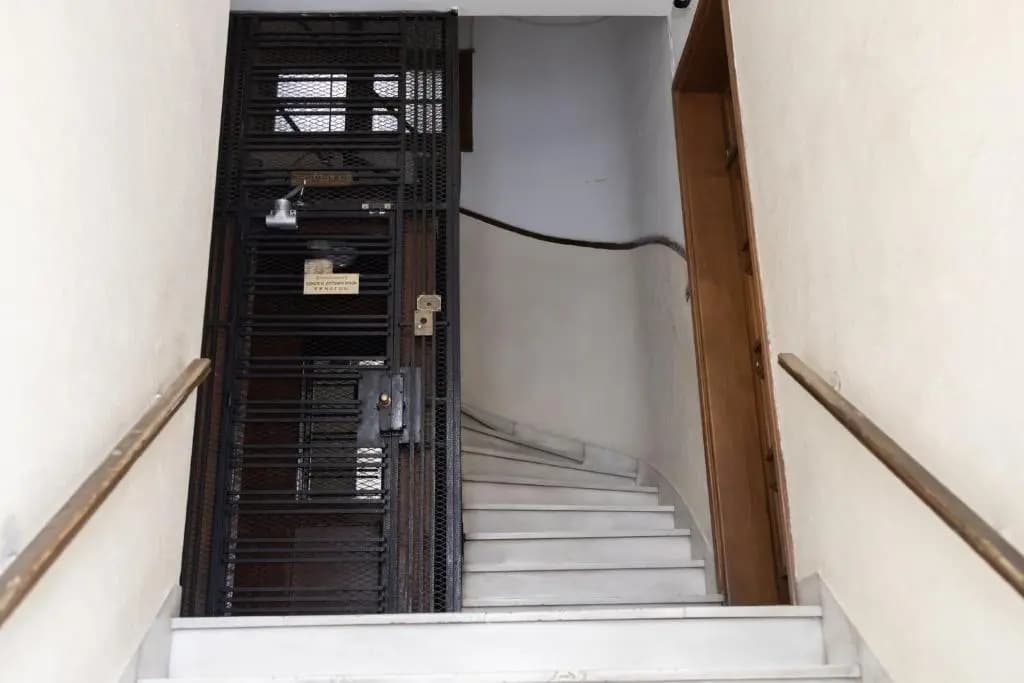 Ideal 4 bdr Apartment in Plaka for 10 - photo 1