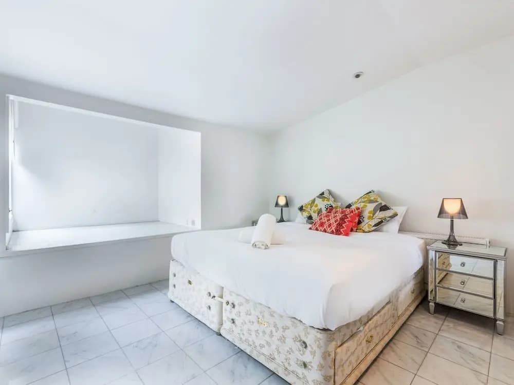 Spoilt for Choice 2-bed/2-bath + Free Parking - photo 3