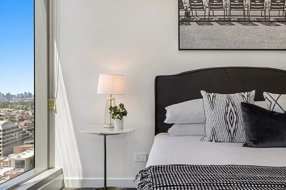 Chic 1-bed With Parking, Gym, Pool & City Views - photo 1