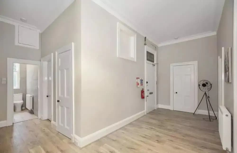 Spacious 3-Bedroom Flat in Charming Bruntsfield - photo 3