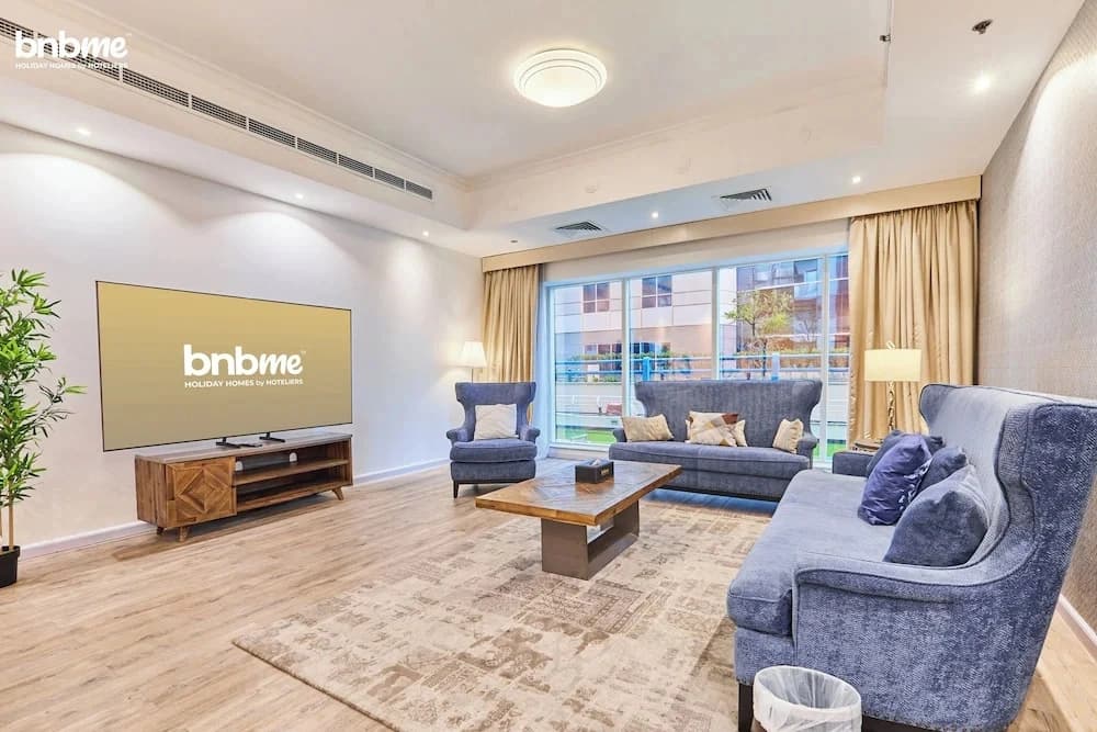 bnbme - Emirates Crown - 2BR & Maid Room - photo 1