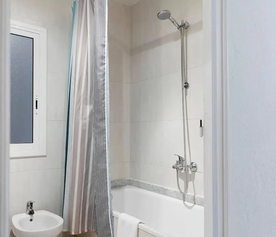 Prime Eixample Hideaway 6 Guests With Balcony by Myrentalhost - photo 7