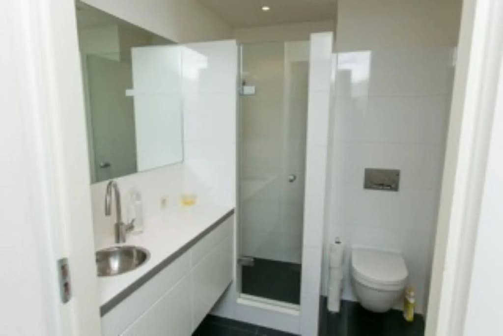 Amsterdam View Apartment - photo 9