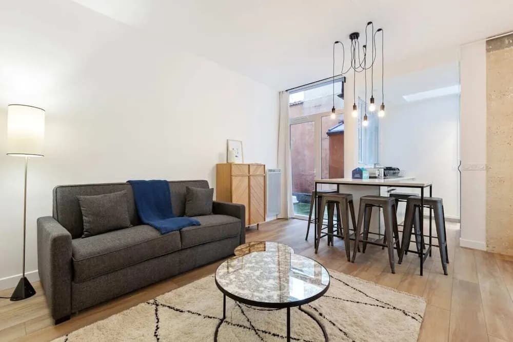 Chic & Contemporary Apartment With Two Bedroom - photo 4