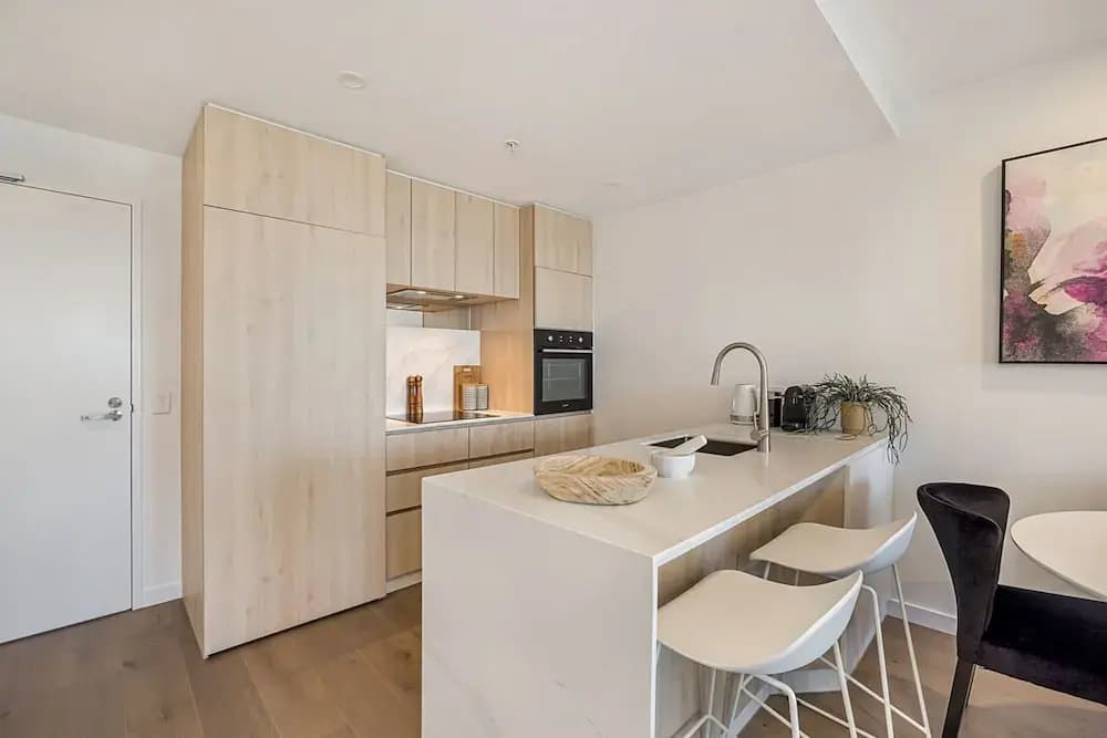 Chic 1-bed With Parking, Gym, Pool & City Views - photo 18
