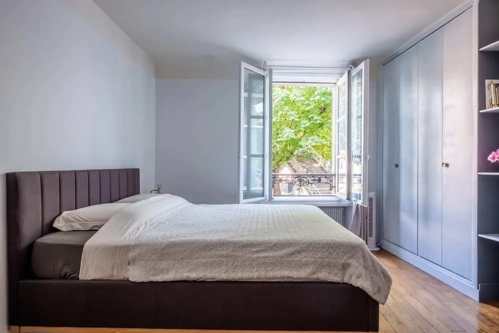Classical-parisian Apartment on Canal Saint Martin - photo 2