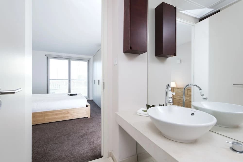 Modern 2BR Flat with Thames River View - photo 9