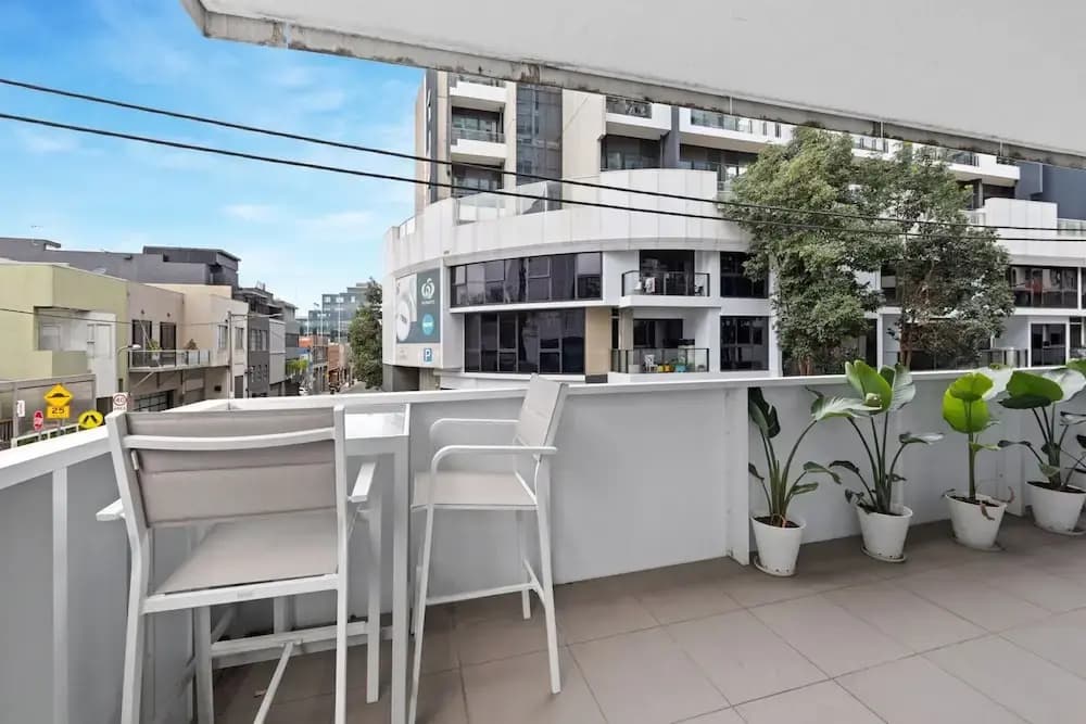 Sleek South Yarra 2-bed With Alfresco Dining - photo 8