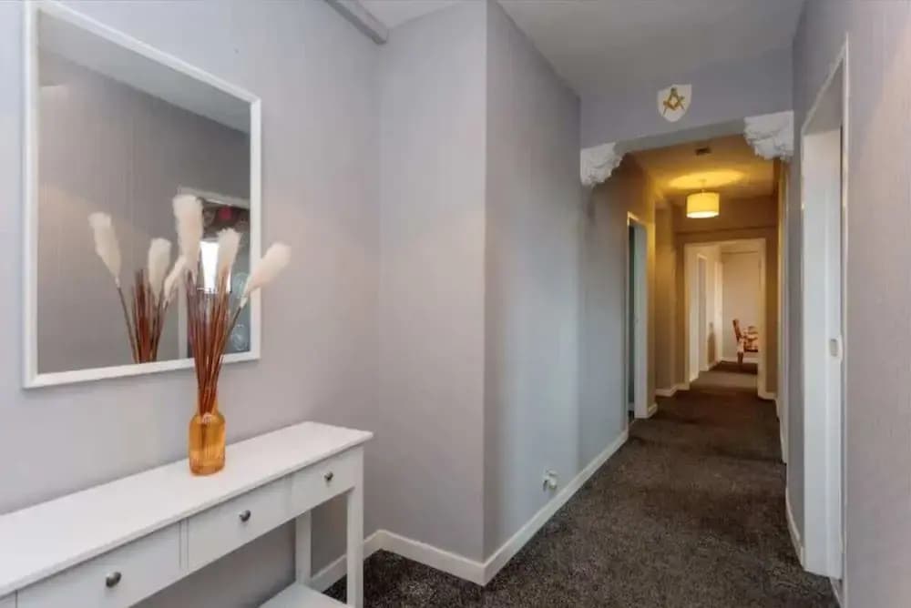 3 Bedroom Apartment on 5th Floor With Elevator - photo 8
