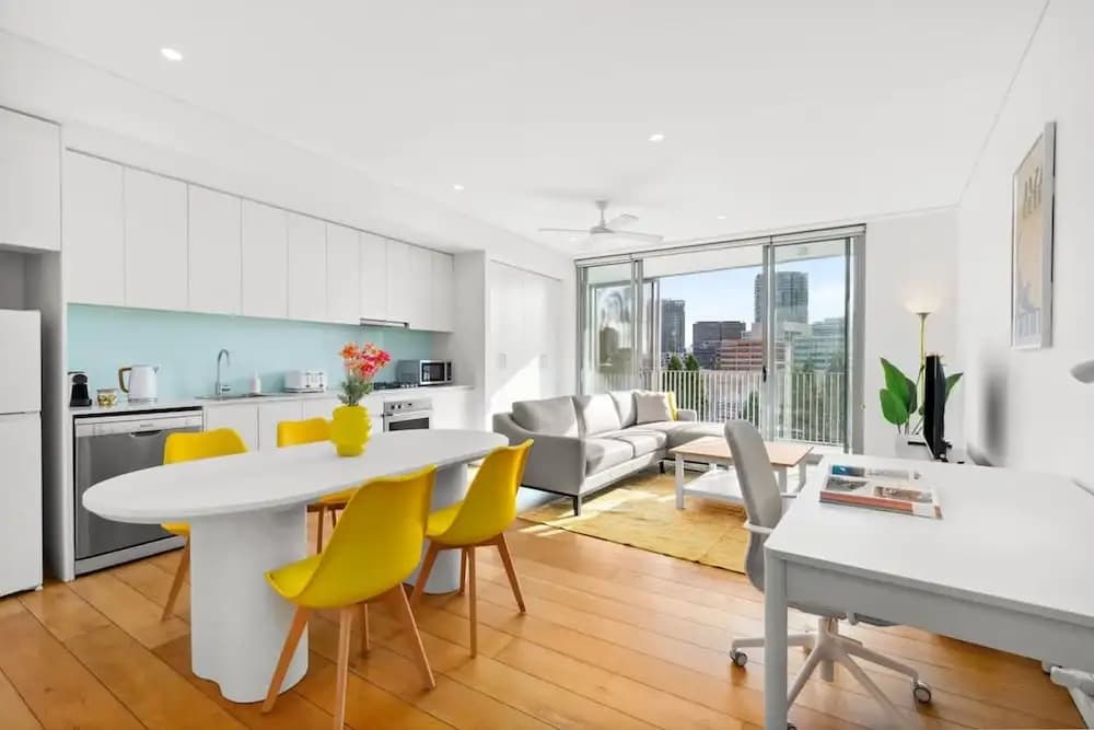 Central Luminous 2 Beds With Balcony Aircon - photo 2