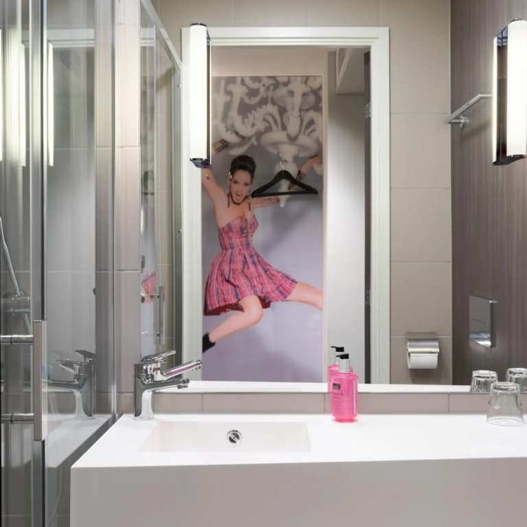 Moxy Edinburgh Airport - photo 33