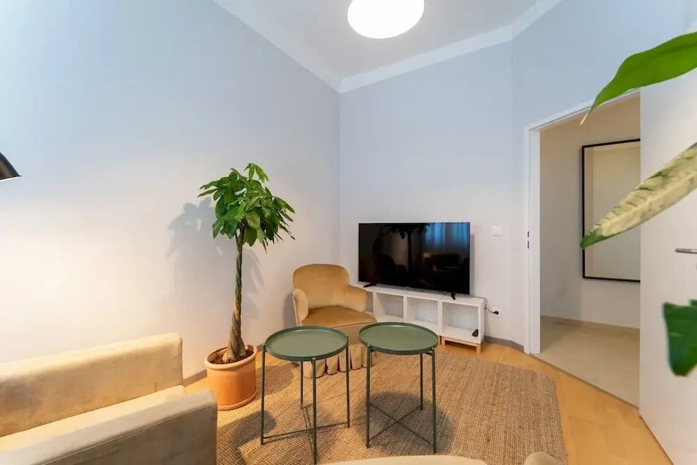 Beautiful and Sunny 2bdr Apartment - photo 11