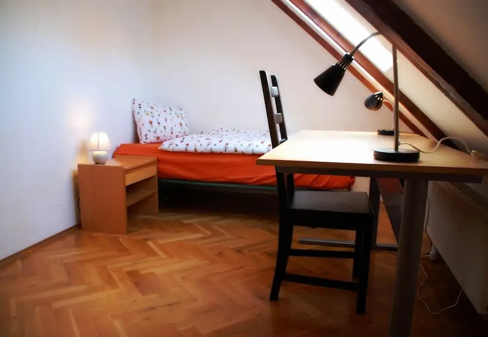 Generous Attic Apartment - photo 3