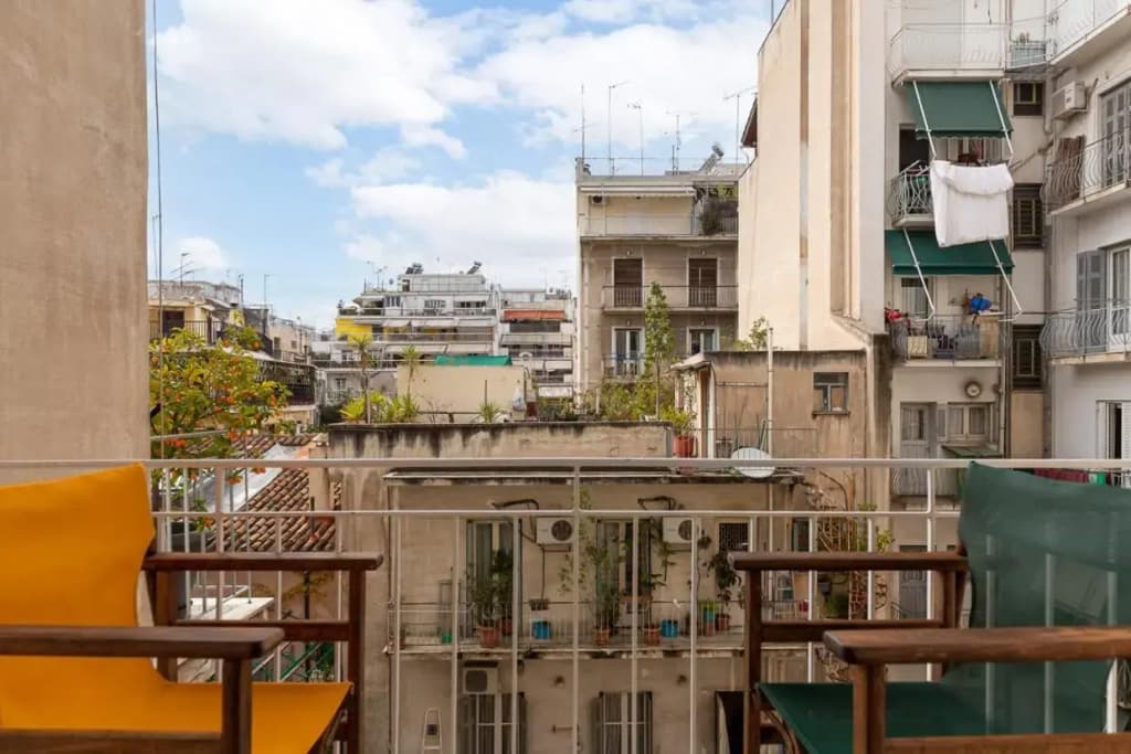 Studio with sunny balcony in Exarcheia - photo 2