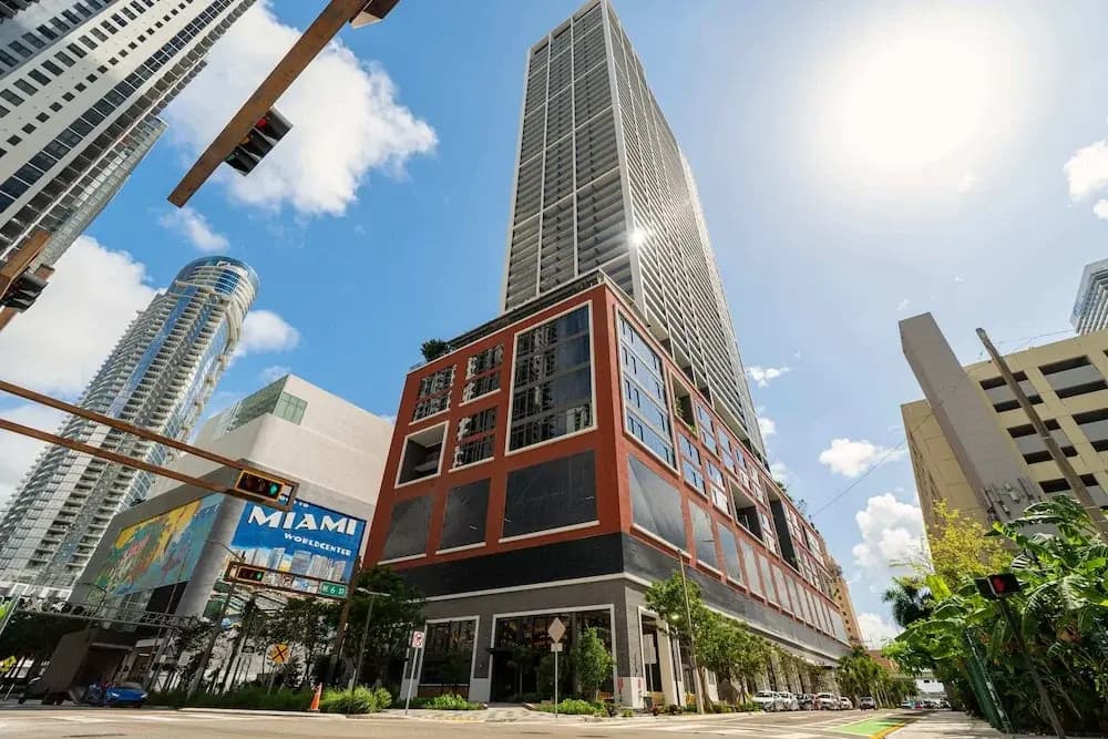 Elegant Studio with Panoramic City Views - photo 1