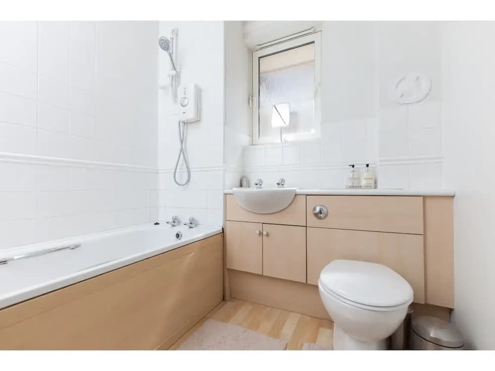 Bright, Modern 2BR Flat for 3 With Parking - photo 6