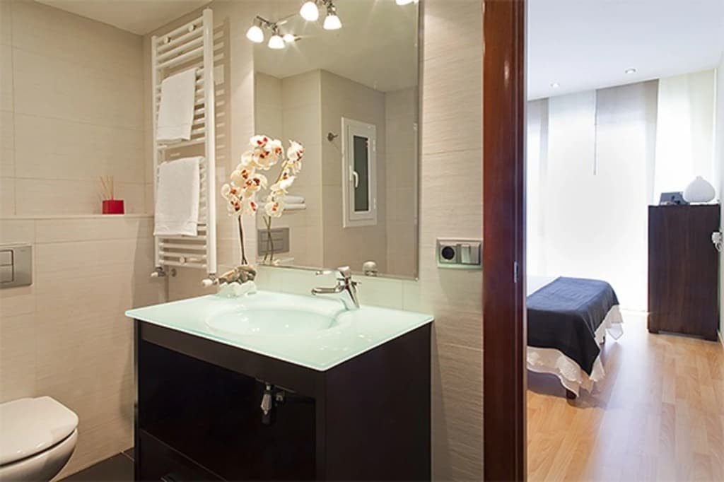 Charming 3BR & sunny Terrace in Eixample - Noname - photo 9