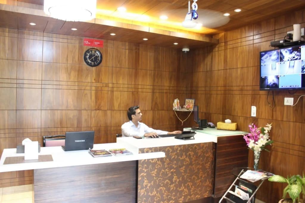 Hotel Jashn Inn near Apollo Hospital, Delhi - photo 10