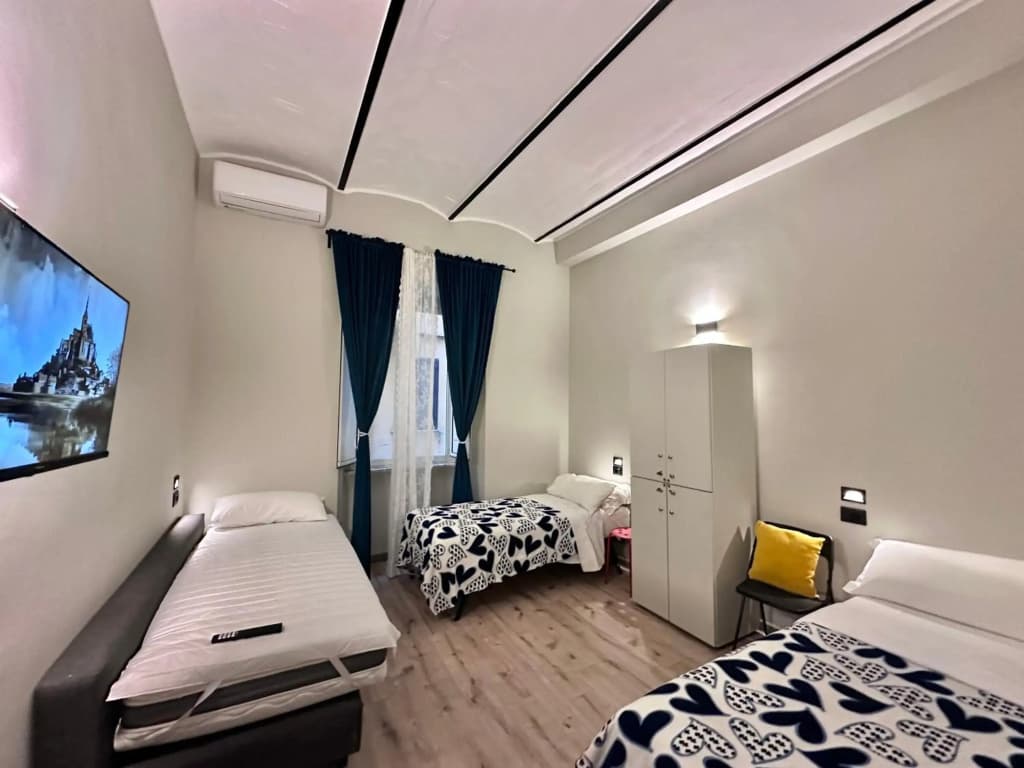 Român Holidays Hostel - photo 3