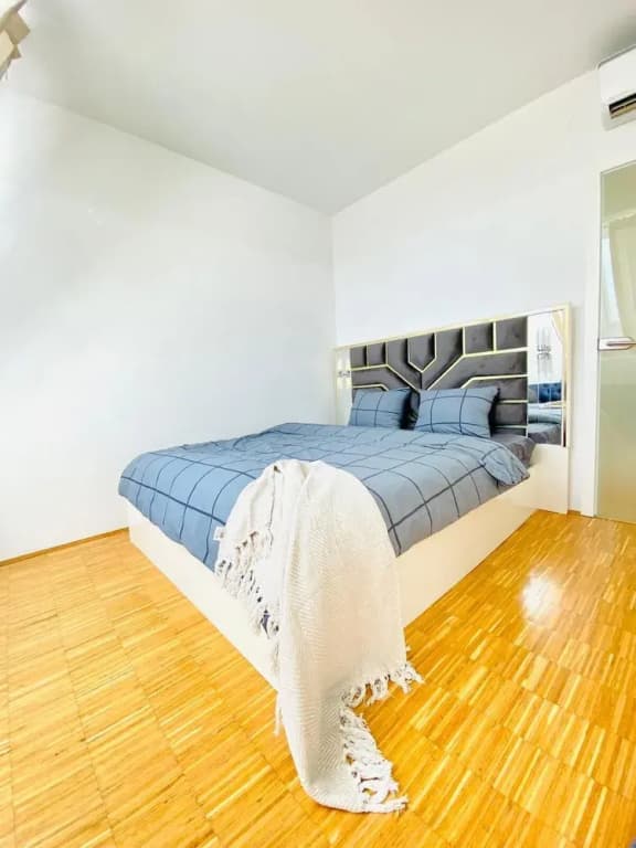 Comfy 3BR Apt With Living Room Balcony - photo 13