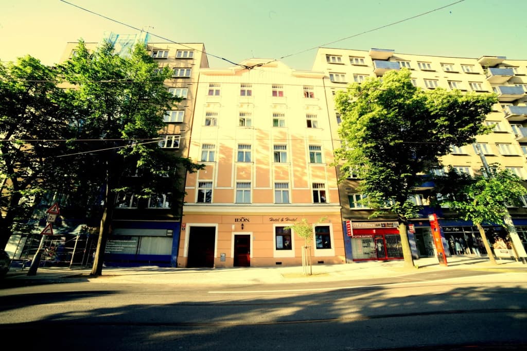 Leon hotel - photo 1