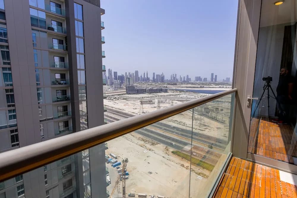 Luxury StayCation - Stylish Apartment With Balcony And City Views - photo 12