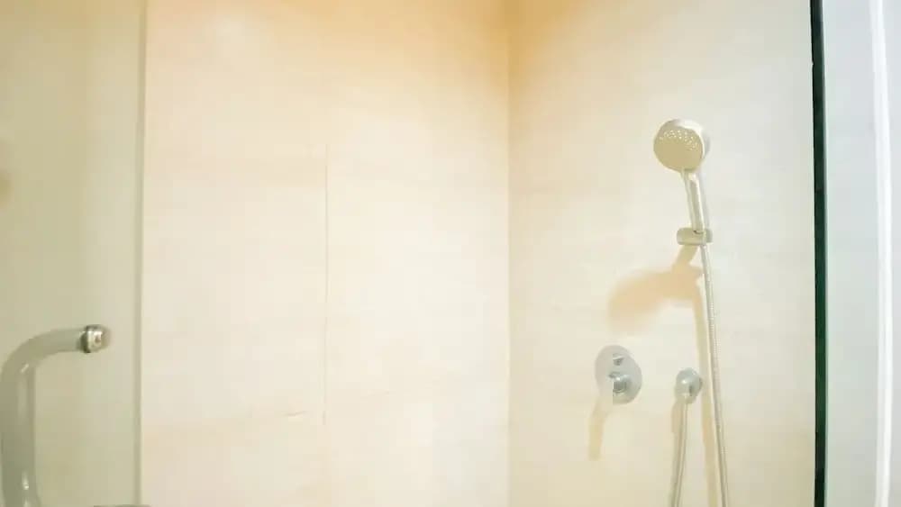 Cozy And Best Location 1Br Gold Coast Apartment - photo 9