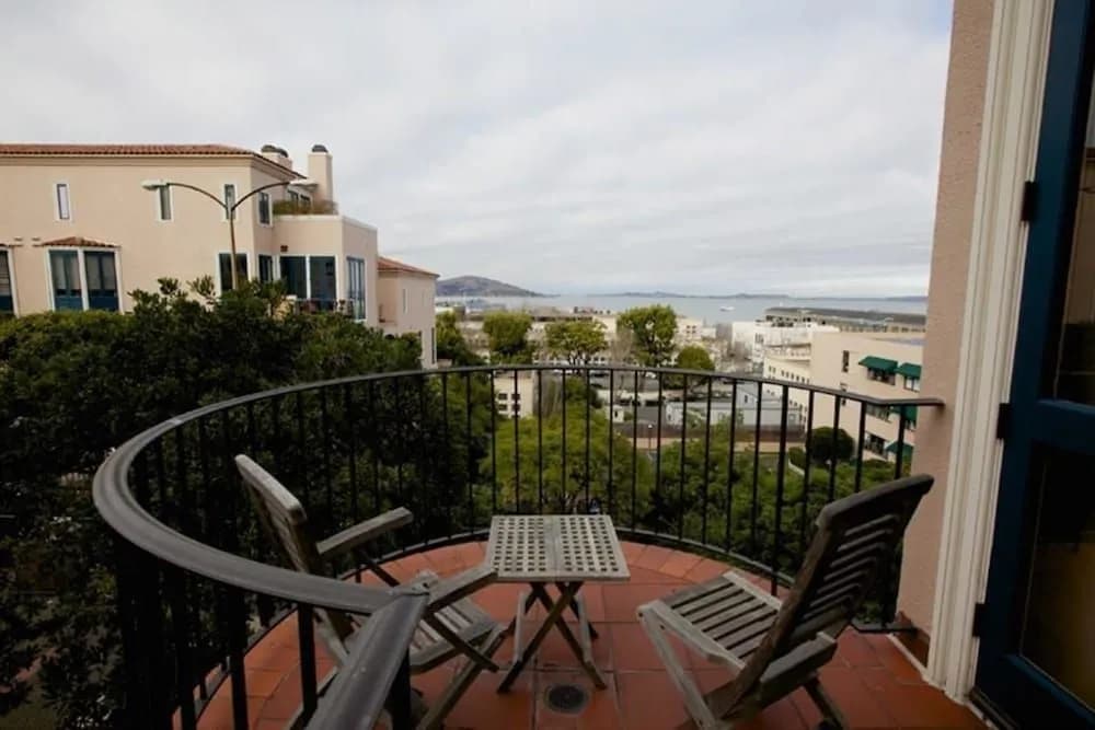 Embarcadero Vista Apartment - photo 8