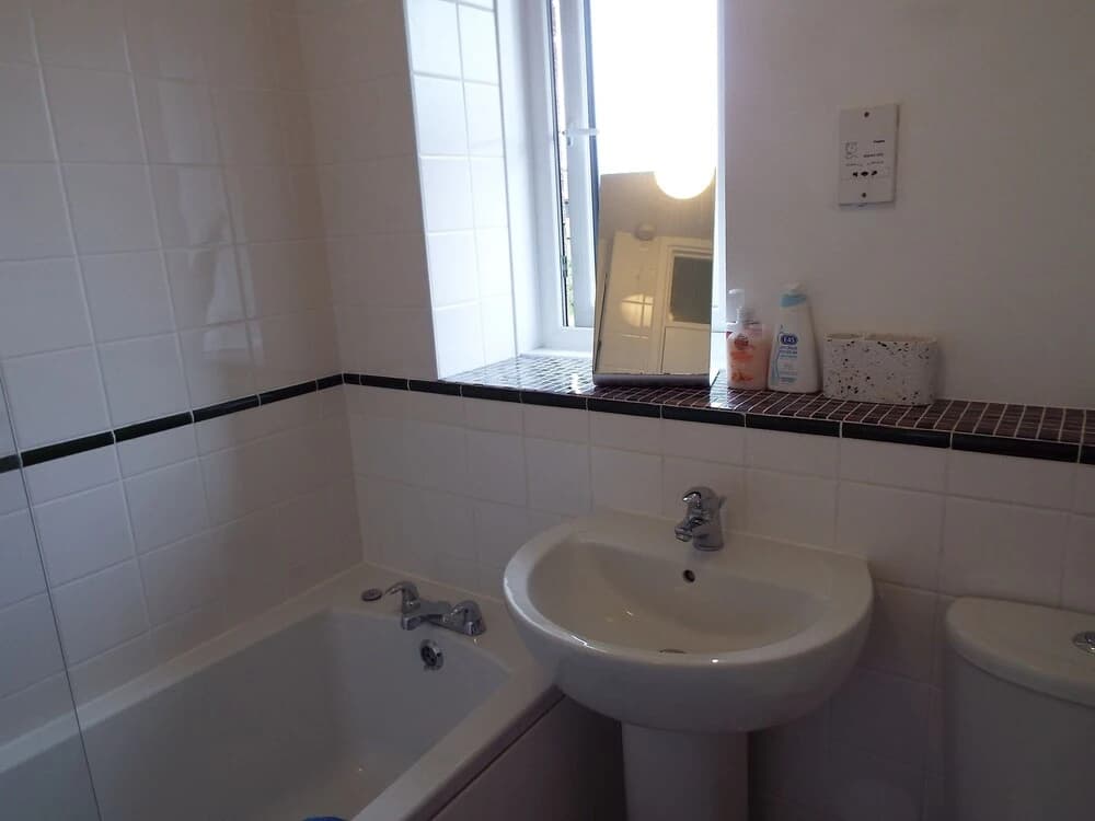 Ideal Central Edinburgh location with free on-site private parking - photo 9
