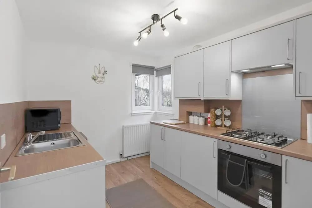 Cozy Edinburgh 2BR With CAR Parking - photo 16