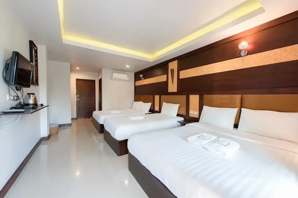 The leaf&pool hostel - photo 3