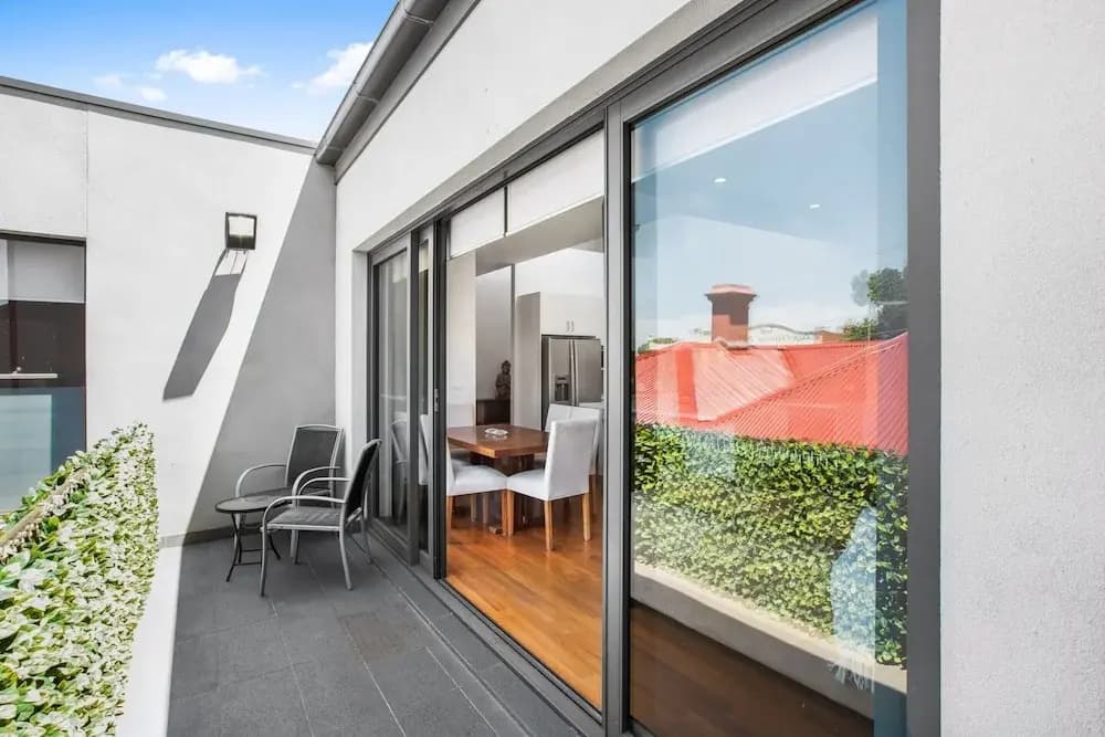 2-bed Apartment With Parking & Balcony Near Trains - photo 6