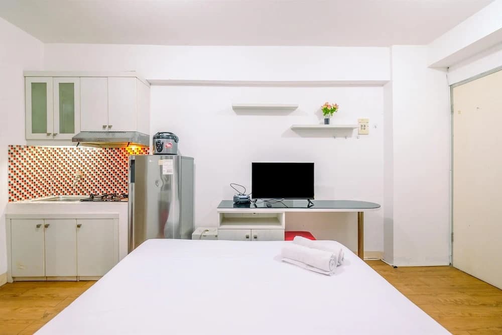 Homey And Fully Furnished Studio At Green Bay Pluit Apartment - photo 6