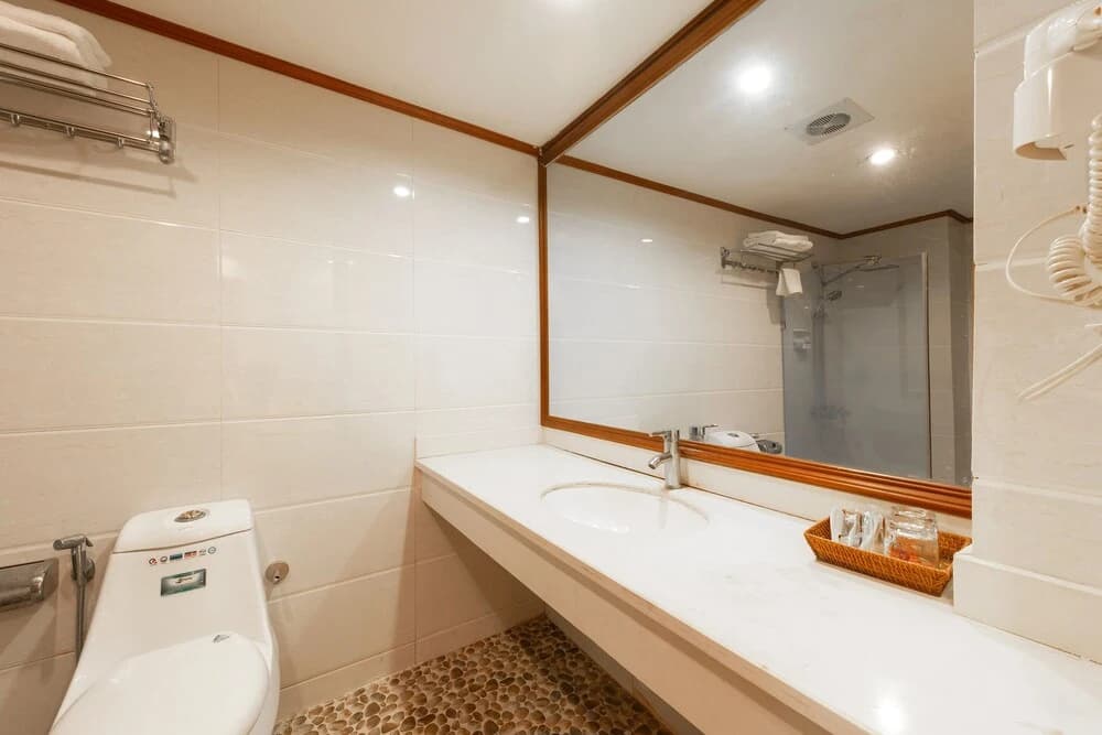 Lenka Hotel by OYO Rooms - photo 10