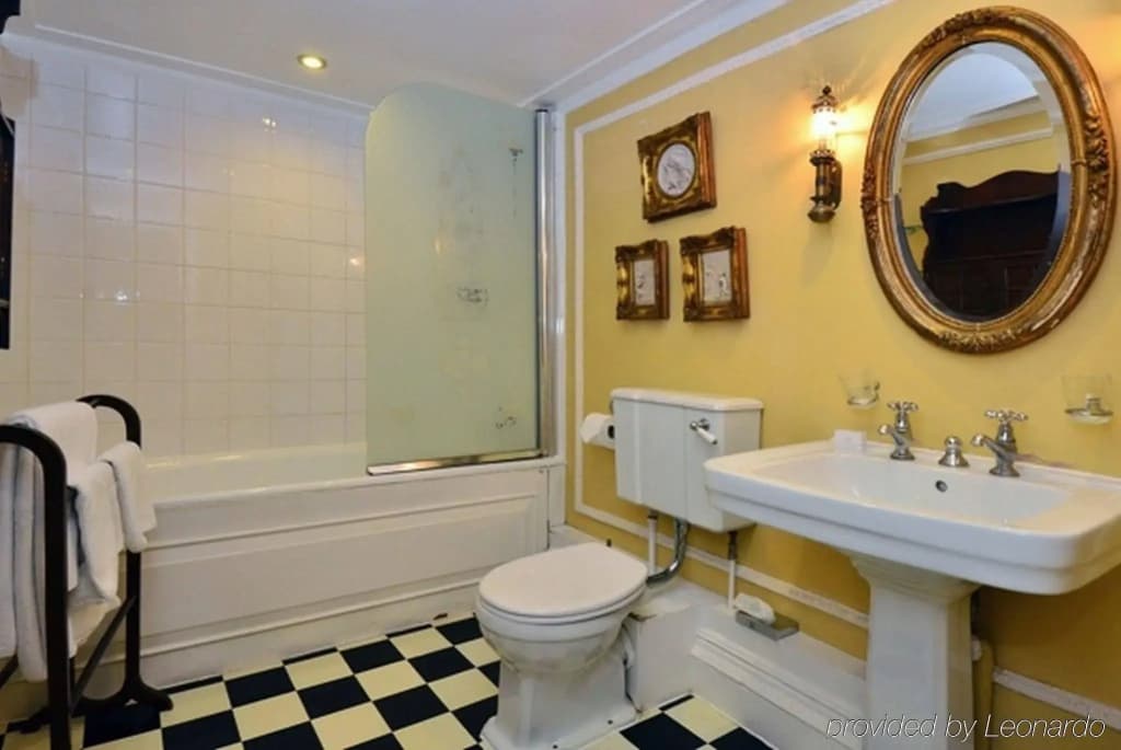 Commodore Hotel - photo 11