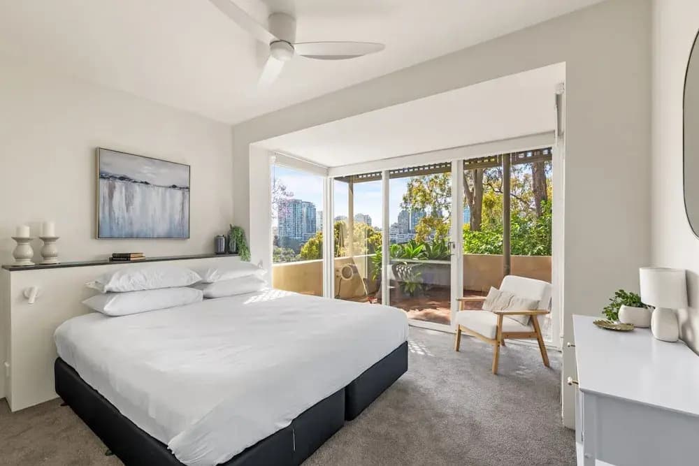 2-bed Harbourside Home With Views in Fab Location - photo 4