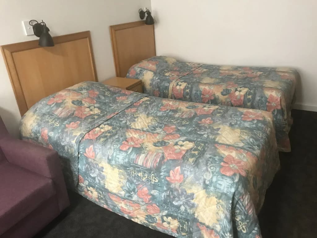 Edgecliff Lodge Motel - photo 4