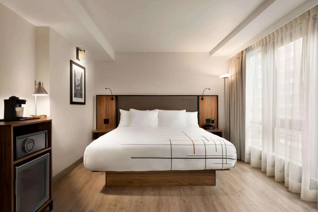 La Quinta Inn & Suites by Wyndham Times Square South - photo 4