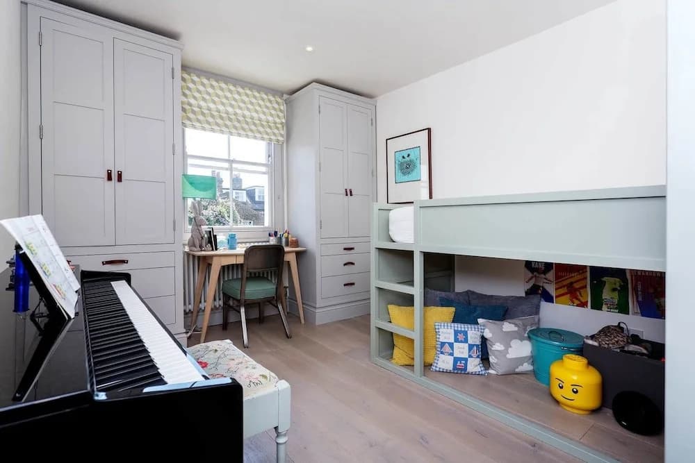 Queen's Park Family Home - photo 12