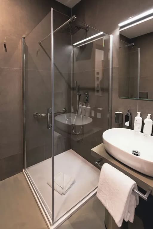 J Maluni City Hotel - photo 20