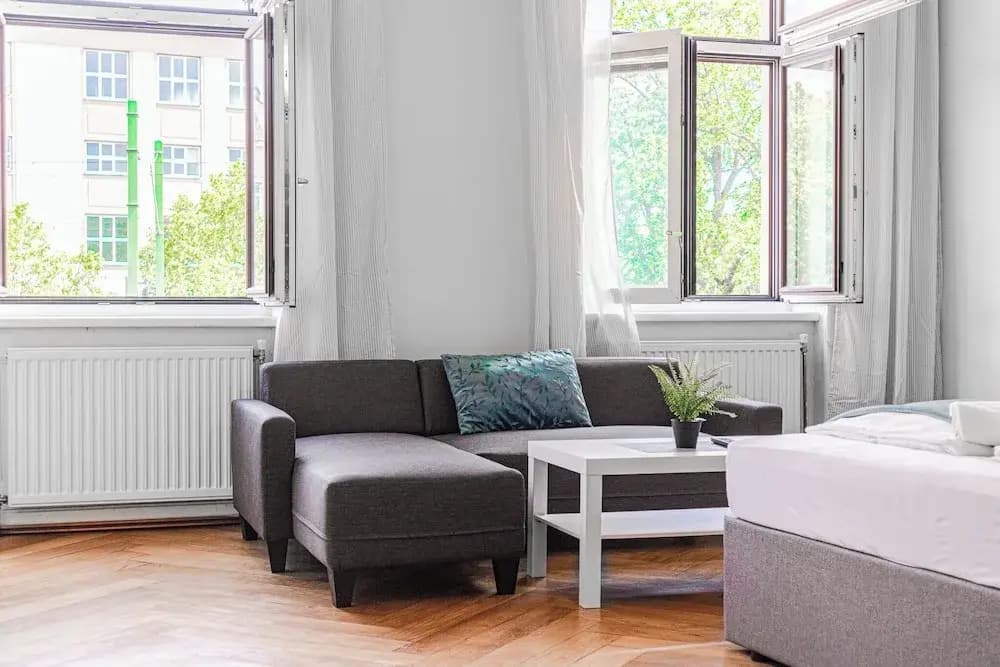 2BR Apartment Steps From AKH Center - photo 4
